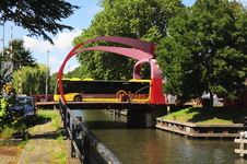 904534 Gezicht op de Rodebrug over de Vecht te Utrecht, vanaf de Hogelanden W.Z., met een stadsbus van U-OV.